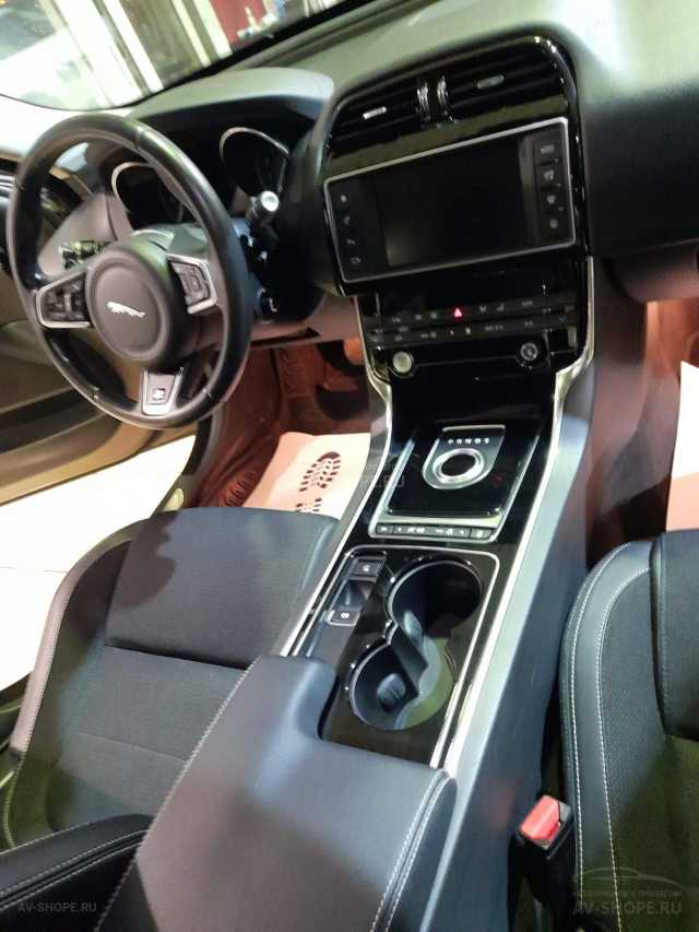 Jaguar XE 2.0i AT (200 л.с.) 2015 г.