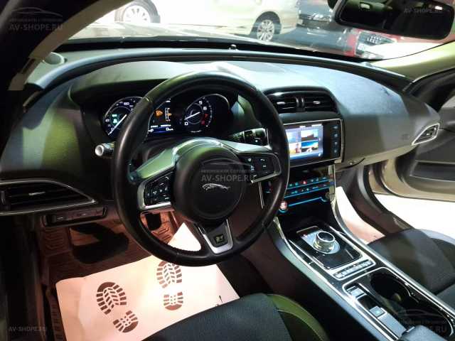 Jaguar XE 2.0i AT (200 л.с.) 2015 г.