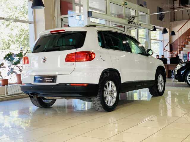 Volkswagen Tiguan 2.0i AT (200 л.с.) 2011 г.