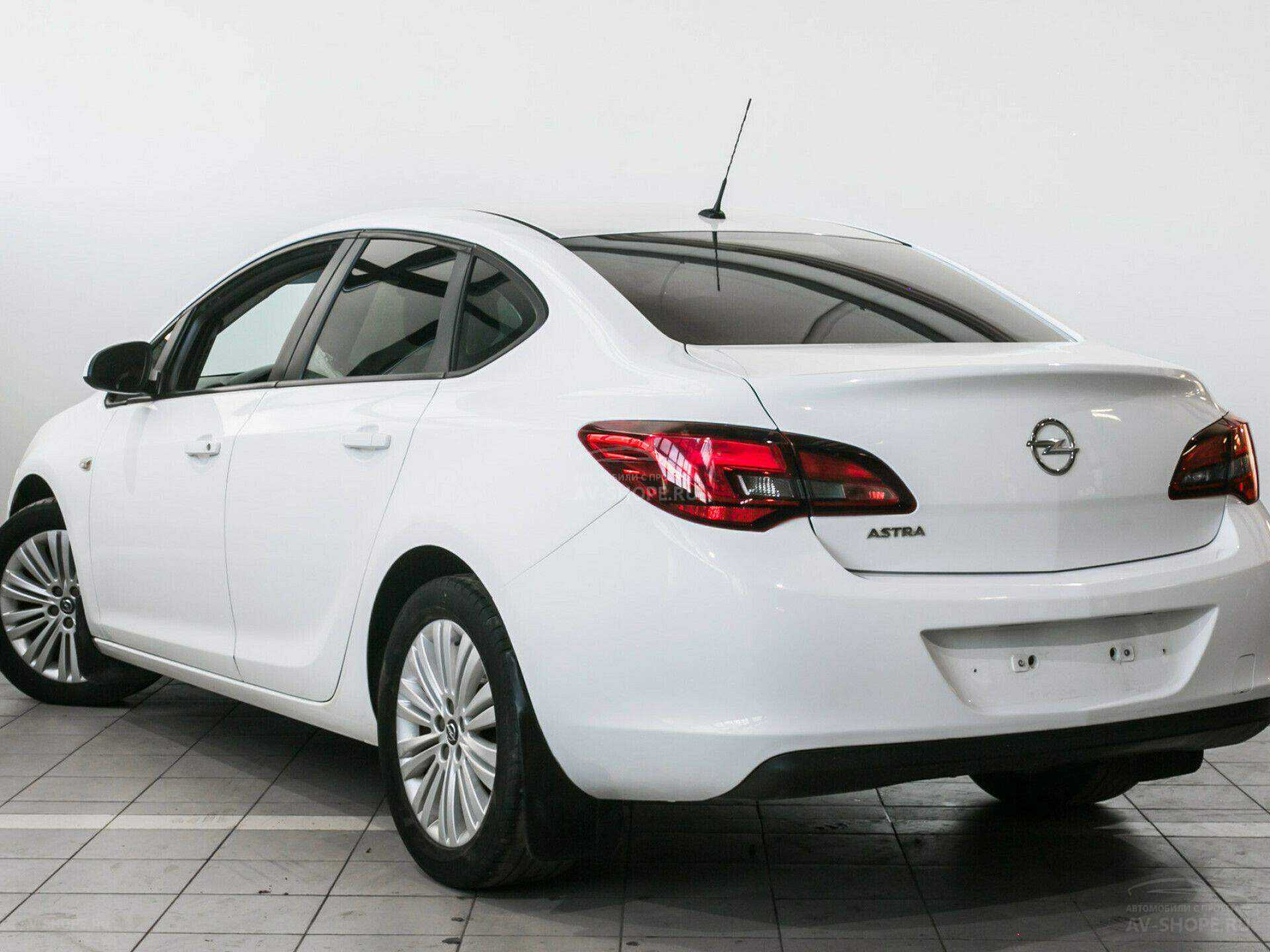 Купить Opel Astra 1.6i MT (115 л.с.) 2013 года, с пробегом в кредит | Опель  Астра 1.6i MT (115 л.с.), белый, 81 000 км за 530 000 руб. | Лот №6567 |